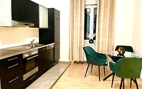 Comfy & Warm City Apartment - Self Check-In